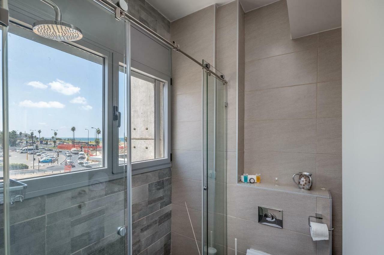 Beautiful Sunny 3 Bedrooms In Font Of The Beach Тель-Авив Экстерьер фото