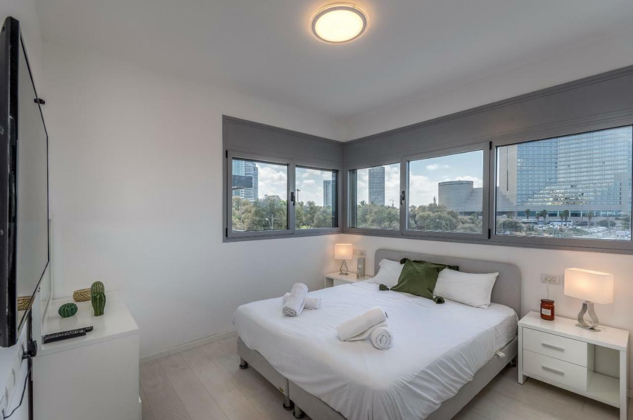 Beautiful Sunny 3 Bedrooms In Font Of The Beach Тель-Авив Экстерьер фото