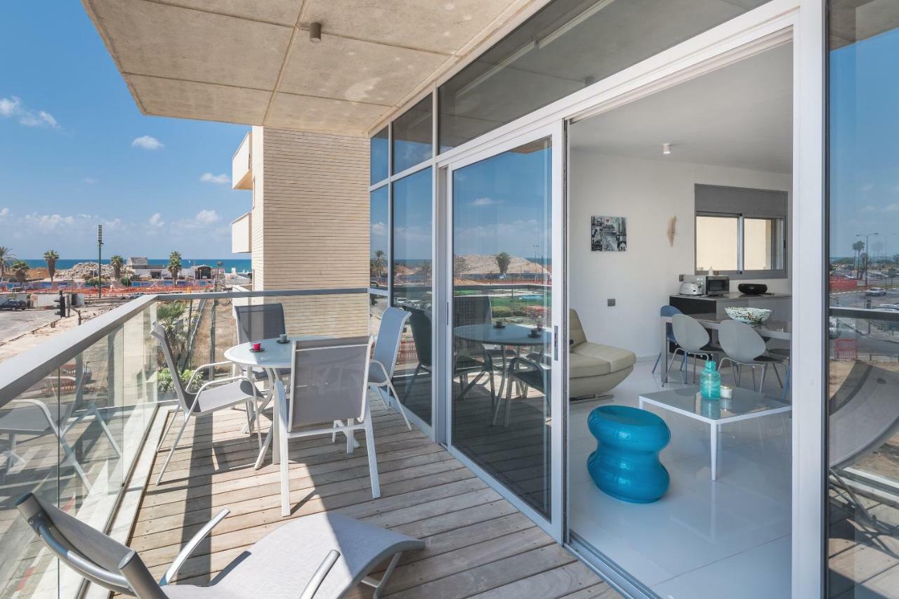 Beautiful Sunny 3 Bedrooms In Font Of The Beach Тель-Авив Экстерьер фото